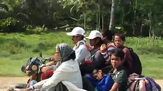 10 người có thể ngồi trên xe ở Philippines