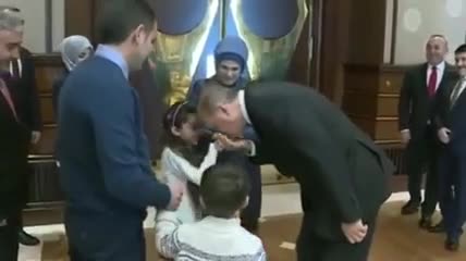Tổng thống Thổ Nhĩ Kỳ ôm hôn bé gái syria được giải cứu 