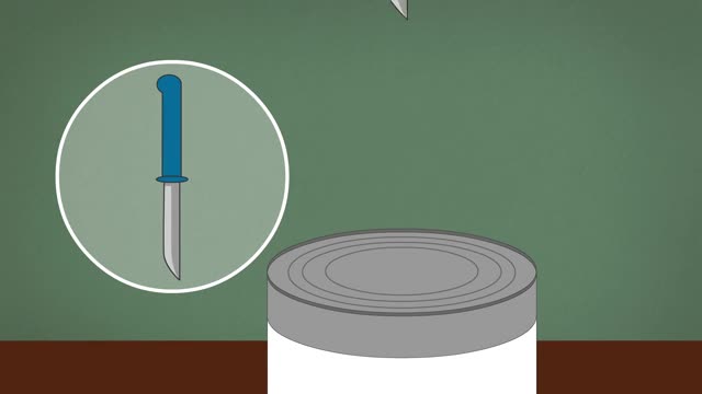 Đặt mũi dao lên phần rìa nắp hộp