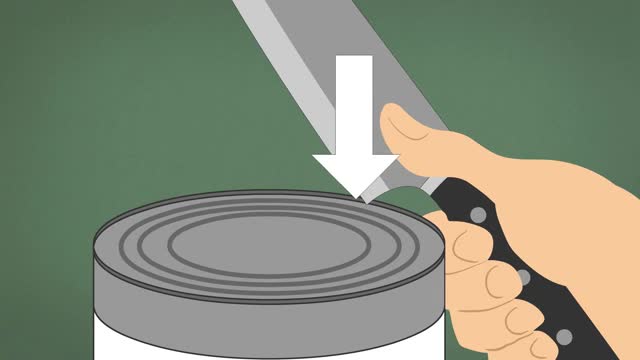 Ấn chuôi dao xuống nắp hộp để tạo một lỗ nhỏ