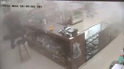 Cái kết bất ngờ khi cầm súng đi cướp tiệm súng 