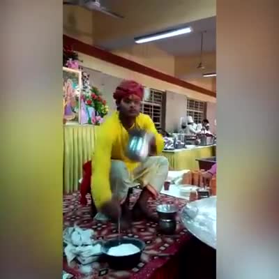 Chàng trai làm bánh cuộn nhanh và độc đáo nhất thế giới 