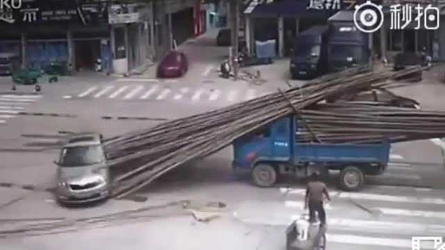 Hàng trăm cây tre lao xuyên cửa kính, tài xế sống sót thần kỳ 