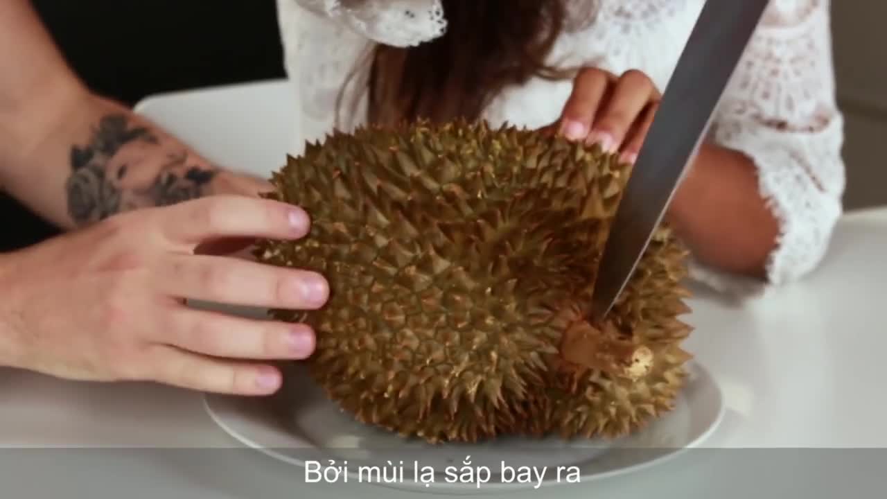 Khách Tây bịt mũi, la ó khi ngửi mùi sầu riêng