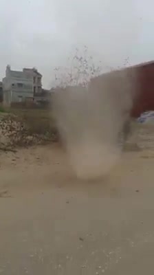 Lốc xoáy mù mịt ở Bắc Ninh