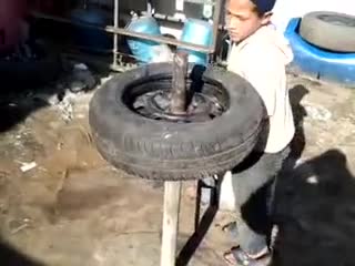 Cậu bé thay lốp ôtô bằng tay khiến người lớn thán phục