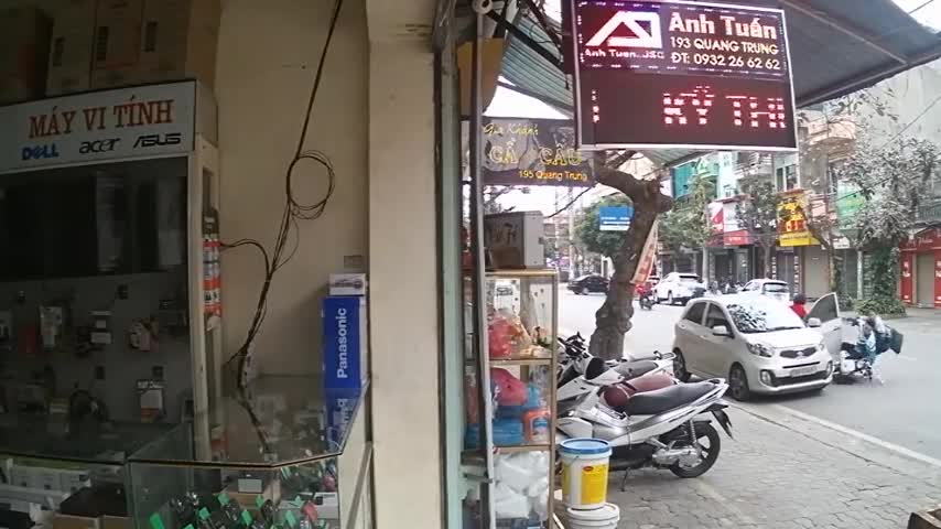 Nữ tài xế đột ngột mở cửa ôtô khiến hai học sinh ngã xuống đường