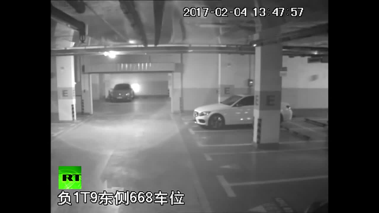 Bé 6 tuổi lén lái xe của mẹ ở Trung Quốc