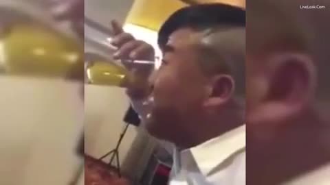 Người đàn ông uống hết cốc bia bằng mũi trong 15 giây