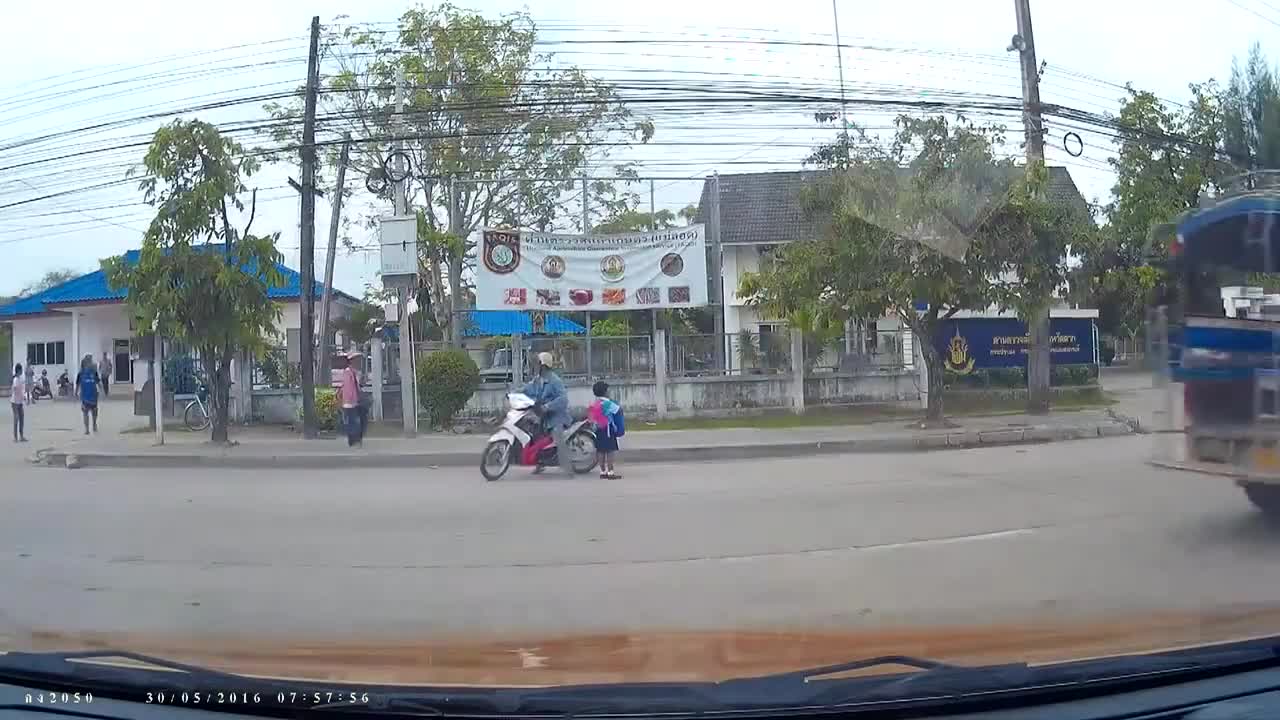 Bé gái rơi ra từ xe buýt học sinh 
