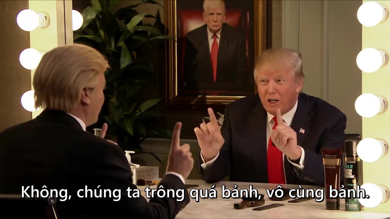 Donald Trump phỏng vấn mình qua gương