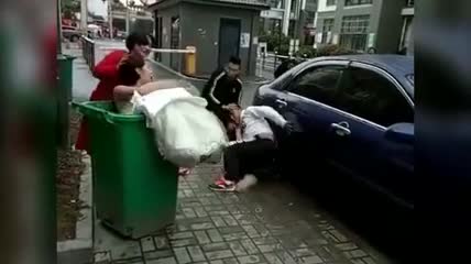 Chú rể giật mình ném cô dâu vào thùng rác