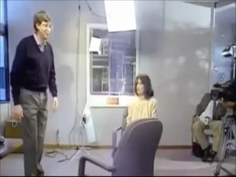 Bill Gates trình diễn màn nhảy qua một cái ghế chỉ với một động tác
