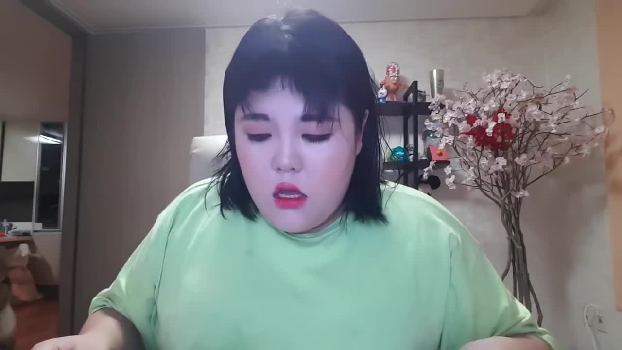 Cô gái tự tin cắt tóc mái theo hướng dẫn trên mạng và cái kết