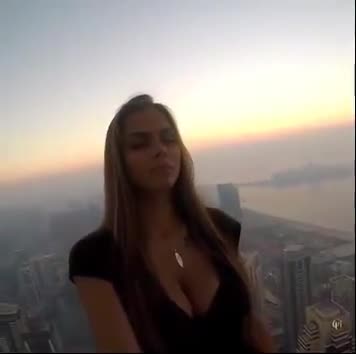 Người mẫu Nga thách thức tử thần trên nóc nhà Dubai
