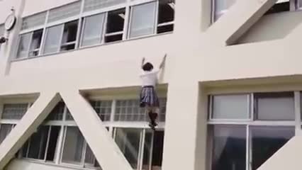 Màn Parkour leo tường chả kém gì Ninja của nữ sinh Nhật Bản