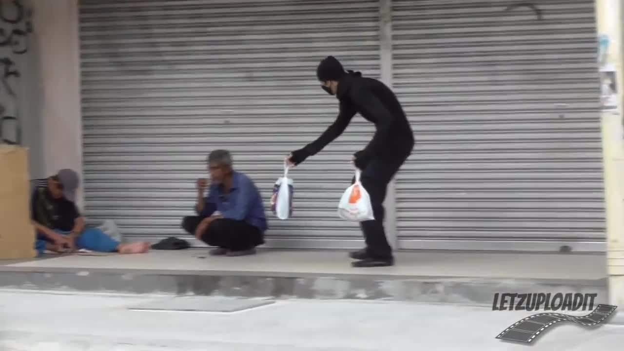 Nghẹn ngào khi chứng kiến anh chàng Ninja bí mật giúp đỡ người vô gia cư