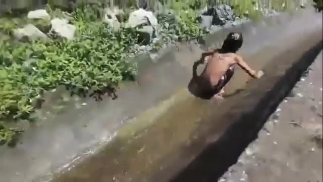 Trò chơi của trẻ em vùng cao ven quốc lộ mới Hà Nội