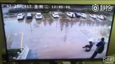 Ngã mà cũng phải bắt chước là sao 