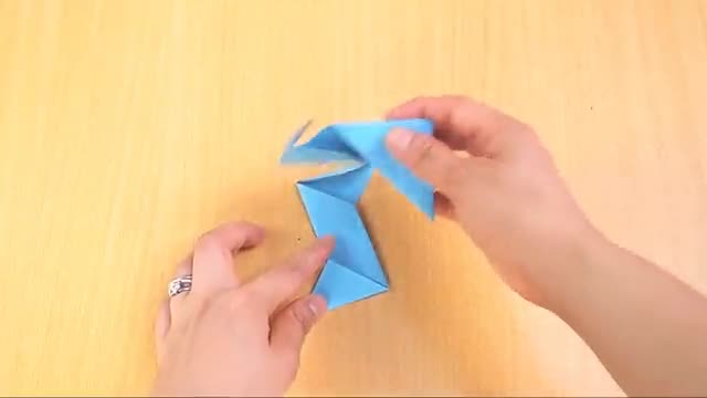 Để hai tờ giấy đè lên nhau