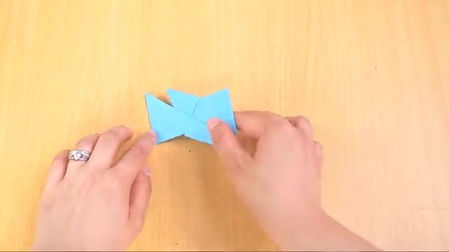  Lật mặt đằng sau tờ giấy lên