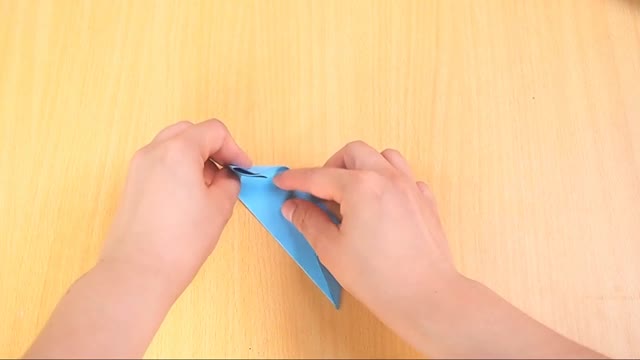  Gấp chéo hai cạnh hai tờ giấy vào trong