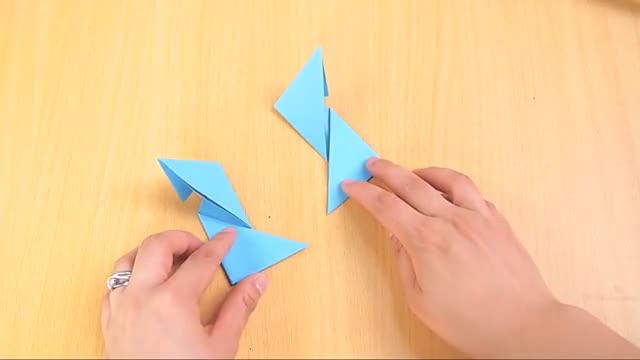Xoay hai tờ giấy sao cho chúng vuông góc với nhau