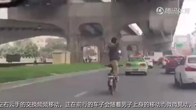 Đứng múa võ trên xe máy đang chạy 