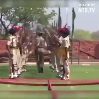 Màn trình diễn múa súng như diễn ảo thuật 