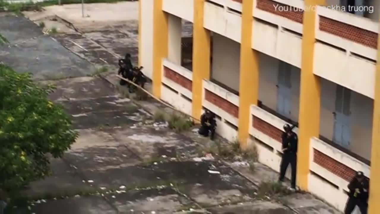 Đặc nhiệm Việt leo nhà 3 tầng bằng một cây tre như Ninja