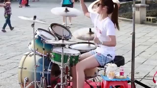 Khi con gái đánh trống thánh còn phải chống mắt xem