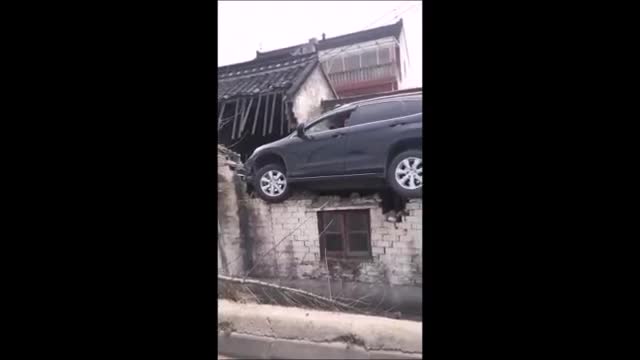 Xe SUV phi từ mặt đường đáp lên nóc nhà