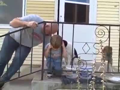 Cậu bé bị Mỹ kẹt đầu trong song sắt và cách xử lý của bố mẹ cậu bé