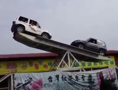 Thót tim với màn xiếc của 2 xe ô tô trên chiếc bập bênh