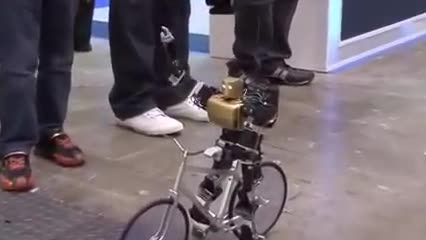 Robot tí hon đạp xe như người