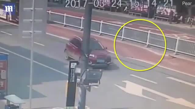 Xe buýt chở 21 người suýt bị hố tử thần nuốt chửng ở Trung Quốc 