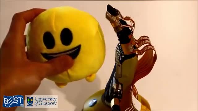 Cánh tay robot "nhạy" hơn tay người 