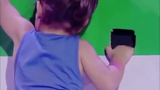 Bé gái 3 tuổi gây sốt với màn nhào lộn đỉnh cao