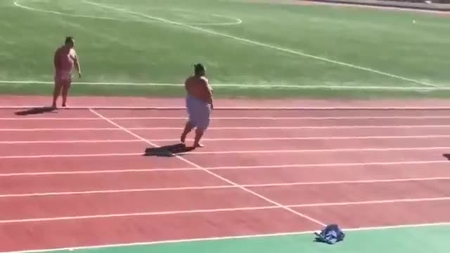 Ngỡ ngàng cuộc thi điền kinh của 3 võ sĩ Sumo nặng 190kg