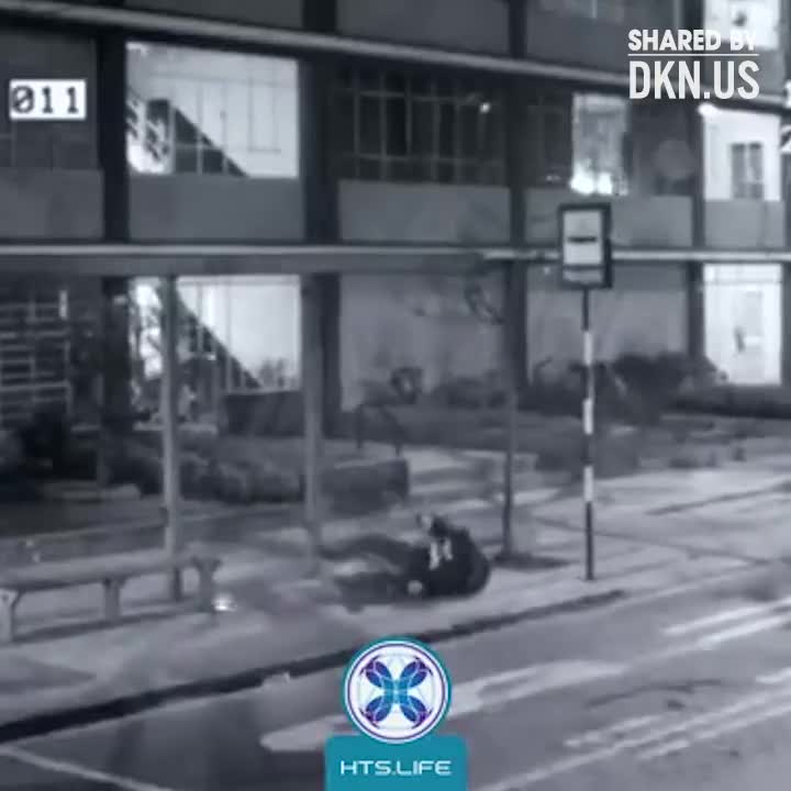Đừng quá chăm chú điện thoại khi đang đi đường!