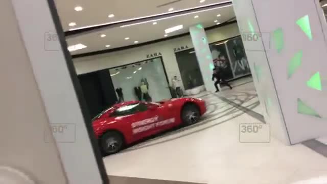 Cựu thiếu tá Nga lái Ferrari quậy tung trung tâm mua sắm