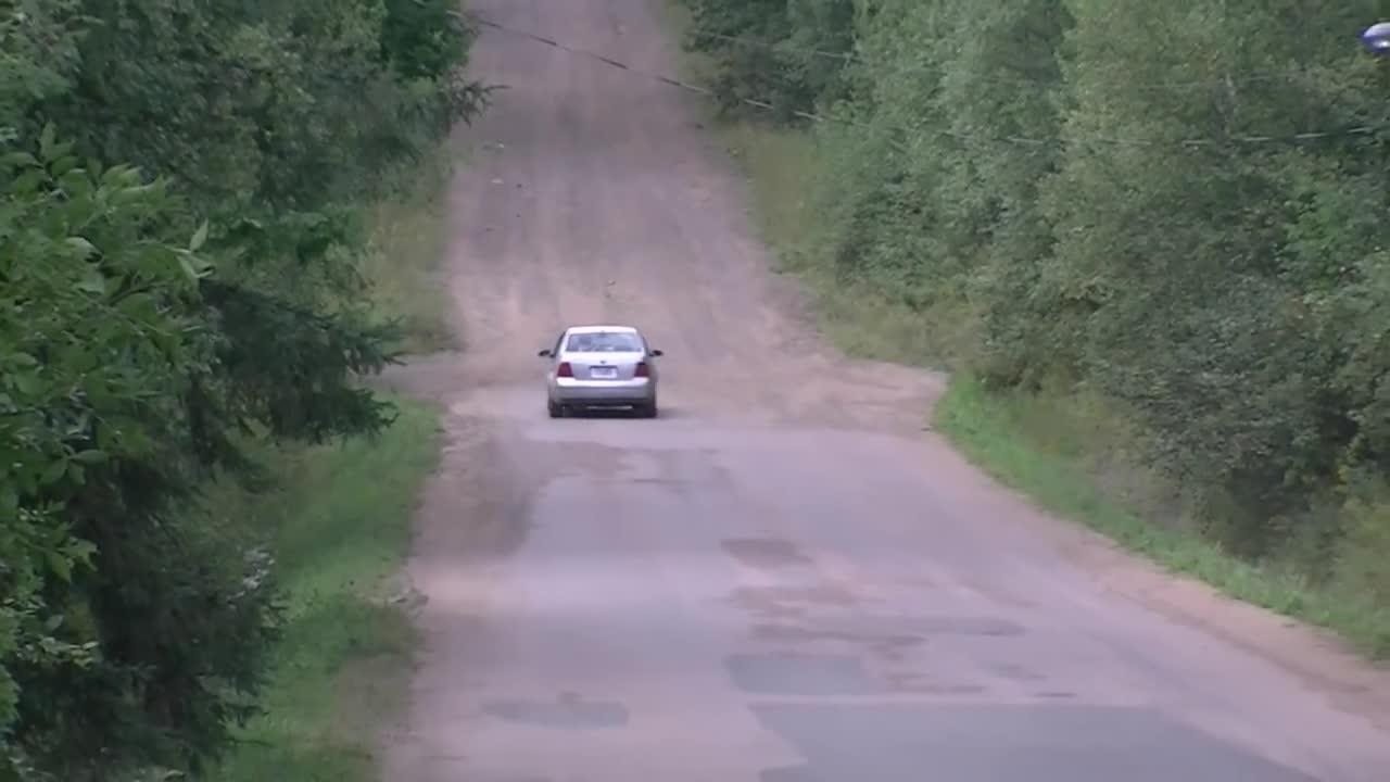 Xe tự lùi lên dốc trên đồi nam châm ở New Brunswick, Canada
