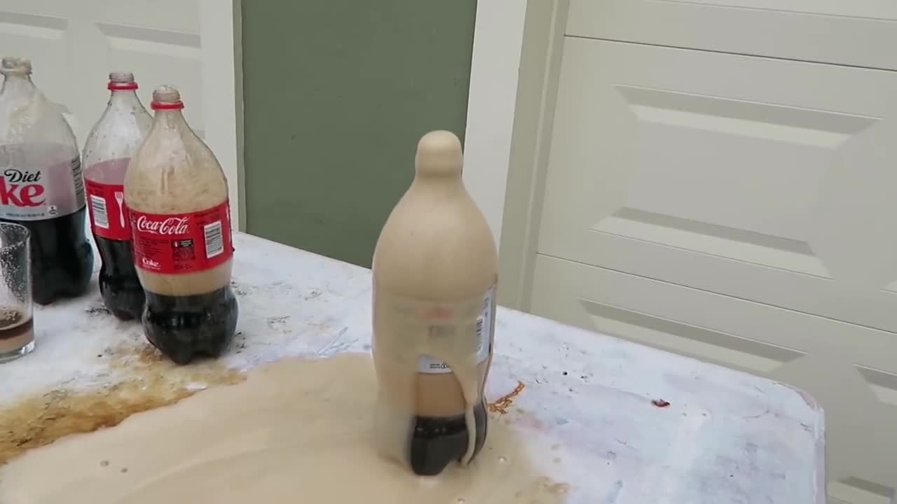 Điều gì xảy ra khi thả muối vào chai Coca Cola 