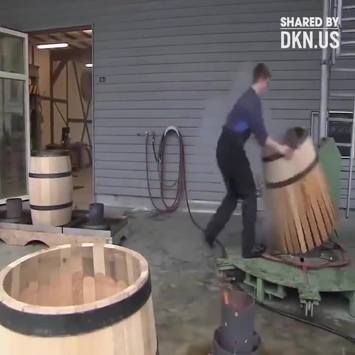 Người ta đã làm thùng đựng rượu như thế này đây 
