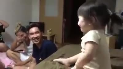 Cười mệt xỉu với bé gái thi nhịn cười với người lớn