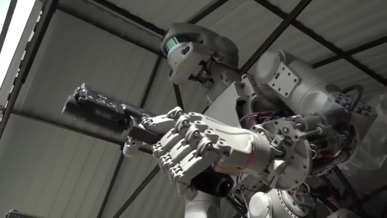 Nga chế tạo thành công robot đời mới có thể tự... bắn súng