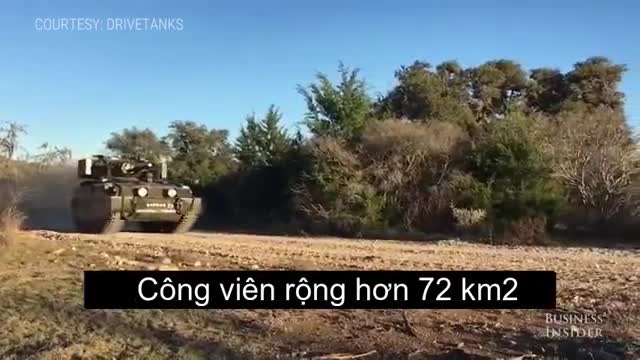 Công viên Mỹ cho khách lái xe tăng, bắn đạn thật
