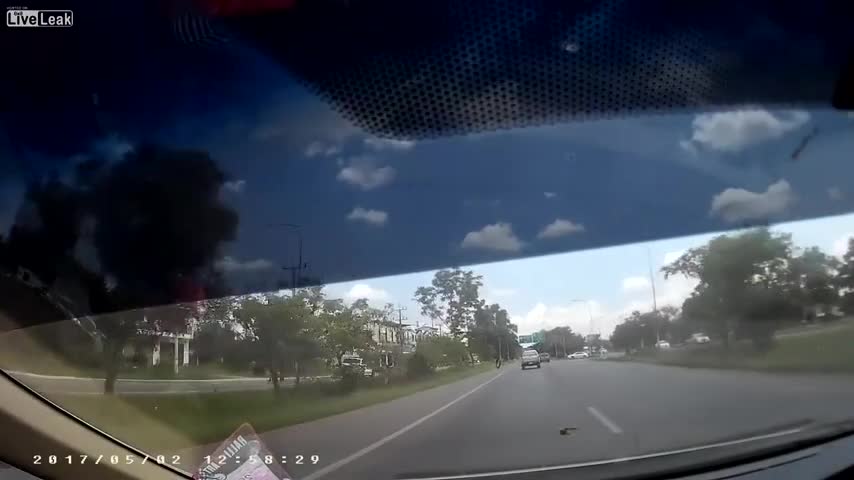 Hai phụ nữ đi xe máy bị hất văng khi cắt ngang đầu ô tô 