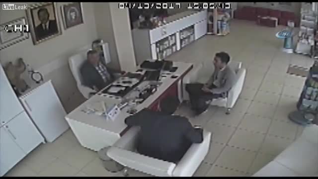 Lốp ô tô lao từ ngoài đường đập trúng người trong nhà 