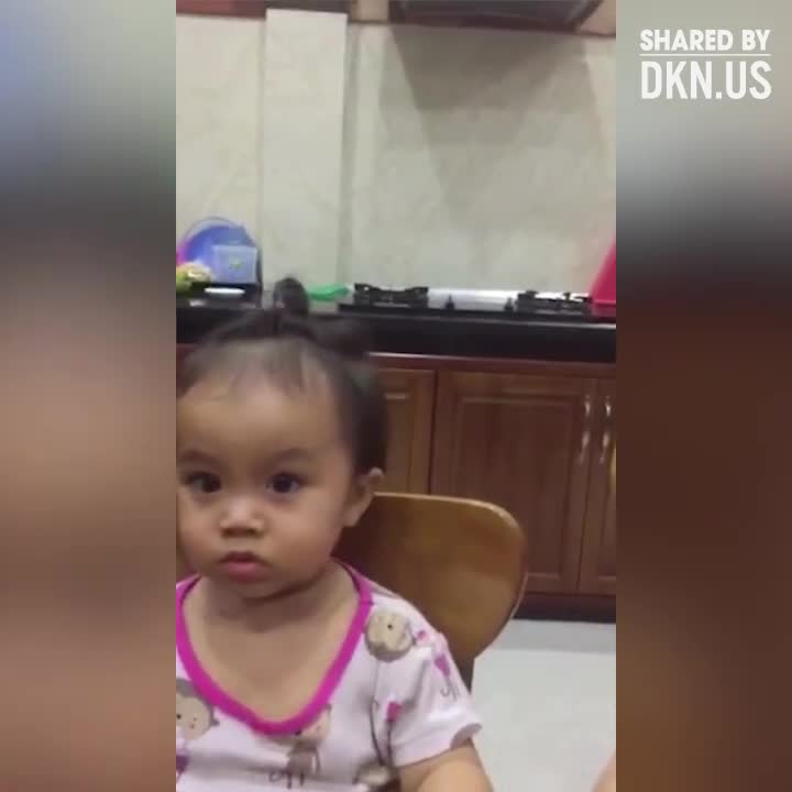 Phản ứng của bé khi ba ngủ ngáy 